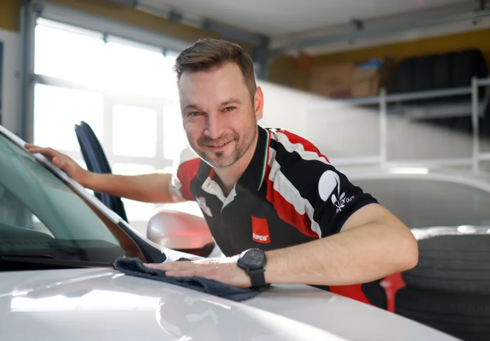 Dusan Schlichter, Geschäftsführer von GT Service, bei der Fahrzeugaufbereitung im Studio in Eichenau bei München