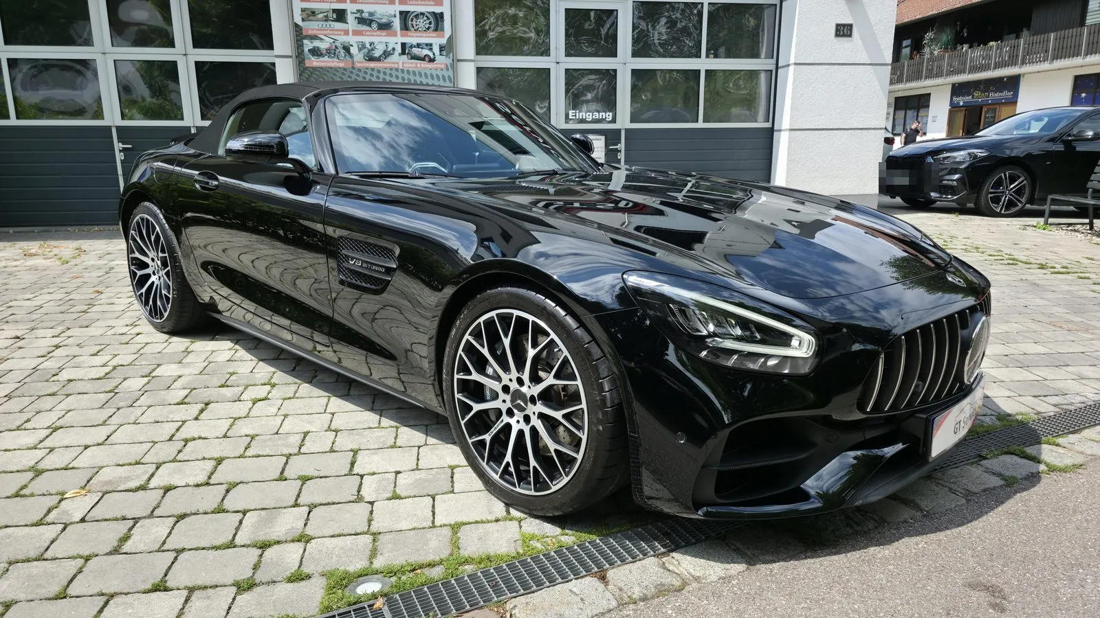 Schwarzer Mercedes-AMG GT Roadster nach der Aufbereitung vor dem GT Service Studio in Eichenau bei München
