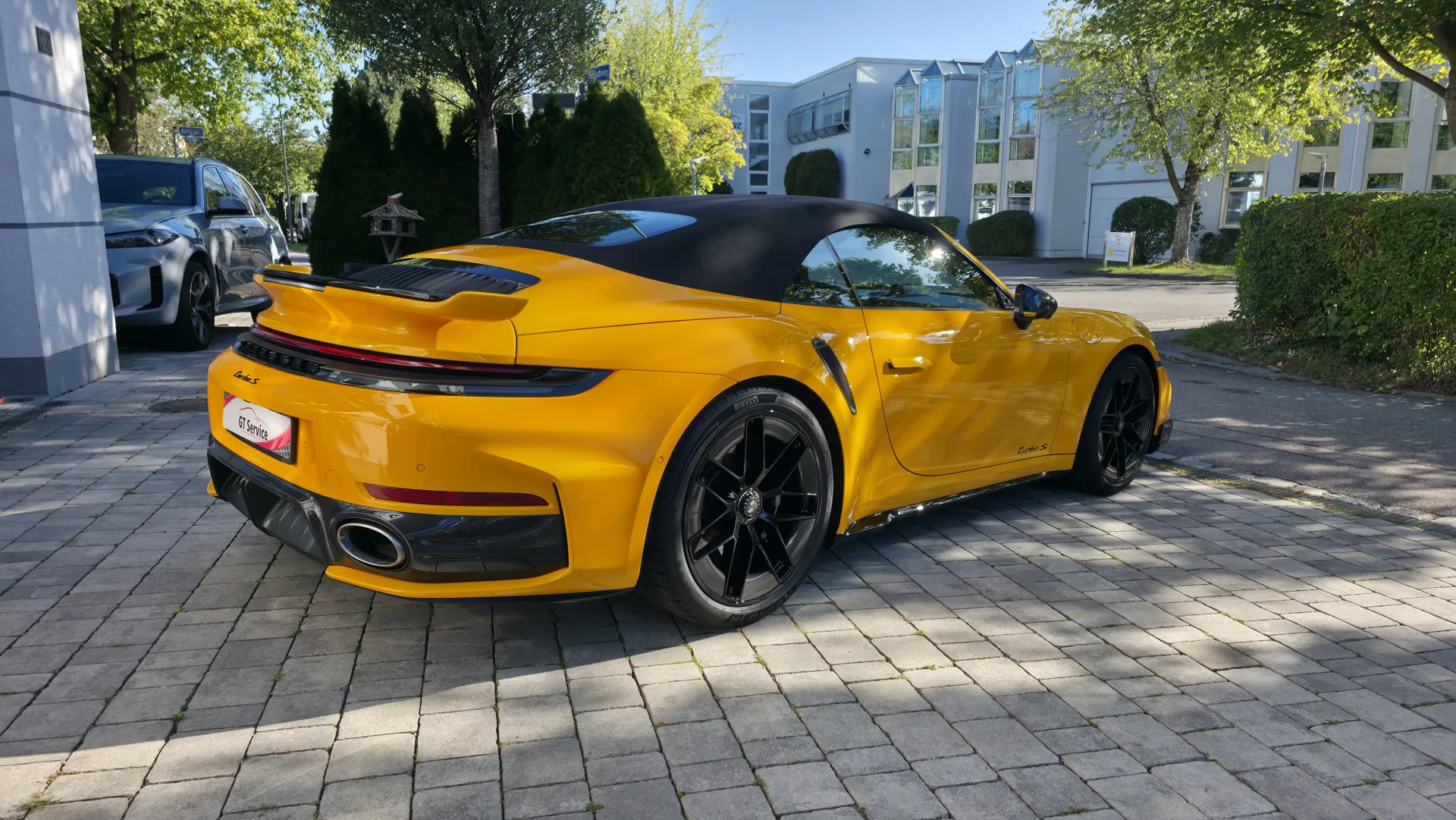 Heck eines gelben Porsche 911 Turbo S Cabriolet nach Lackaufbereitung und Felgenreinigung in Eichenau bei München
